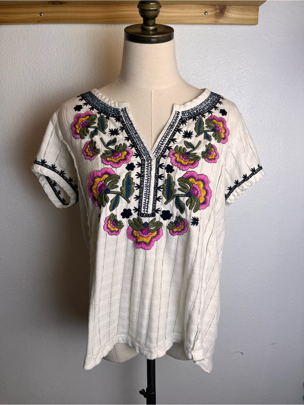 Anthropologie White Short-Sleeve Top with Floral Embroidery 100% Cotton